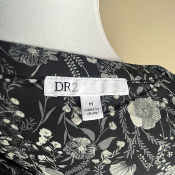 DR2 Cap Sleeve Blouse Size M Black Gray, Floral Print, V-Neck, Pleated Shoulders - Picture 7 of 9
